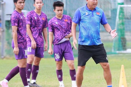Cầu thủ Việt kiều chia tay U19 Việt Nam