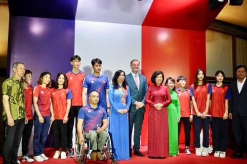 Vun đắp tình hữu nghị Việt Nam-Pháp trên tinh thần 'gác lại quá khứ, hướng tới tương lai'