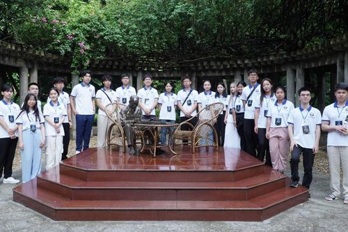 Trại hè Việt Nam 2024: Thanh niên kiều bào bày tỏ lòng biết ơn Chủ tịch Hồ Chí Minh