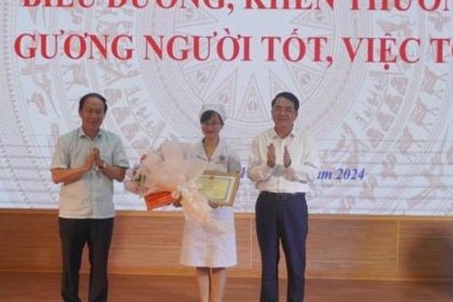 Khen thưởng điều dưỡng cứu sống bé sơ sinh ngừng thở