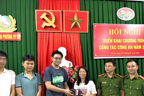 Ba học sinh nhặt được hơn 40 triệu trả lại người đánh rơi
