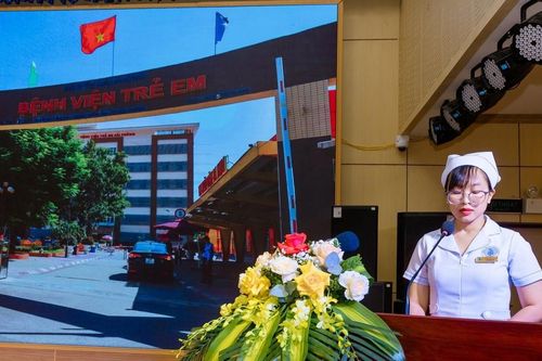 Bộ trưởng Bộ Y tế khen ngợi nữ điều dưỡng cấp cứu bé sơ sinh ngừng thở trên taxi