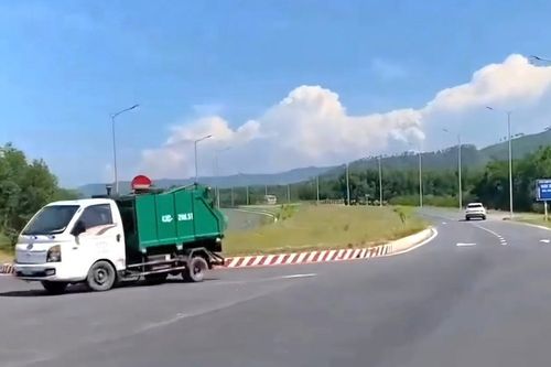Xe rác chạy ngược chiều trên đường vành đai ở Đà Nẵng