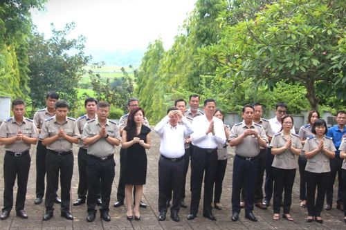 Thứ trưởng Mai Lương Khôi dâng hương tại Khu di tích lịch sử Bộ Tư pháp