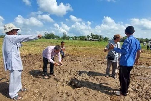 Làm rõ giếng khoan giữa đồng sôi ùng ục, đốt là cháy