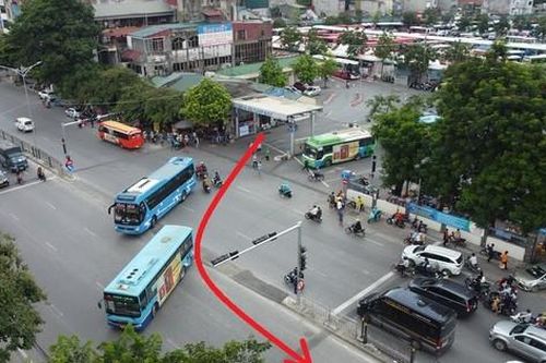 Phân luồng xe khách giảm ùn tắc ngã ba Giải Phóng - Kim Đồng