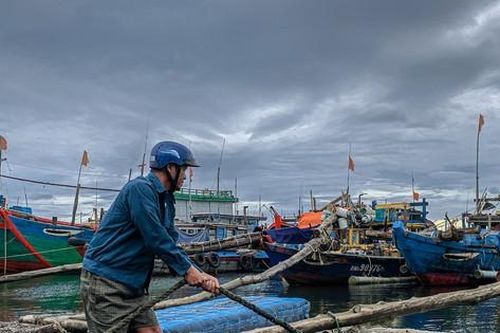 Ngư dân Đà Nẵng gấp rút neo đậu tàu thuyền ứng phó mưa lớn