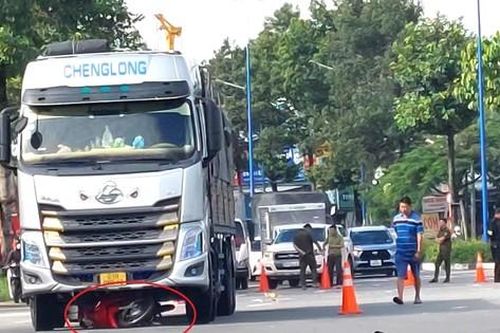 Cụ ông 82 tuổi và xe máy bị xe tải kéo lê giữa vòng xoay