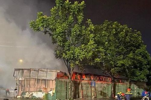 Cháy lớn trong đêm ở Hòa Bình, nhiều ki-ốt hàng bị thiêu rụi