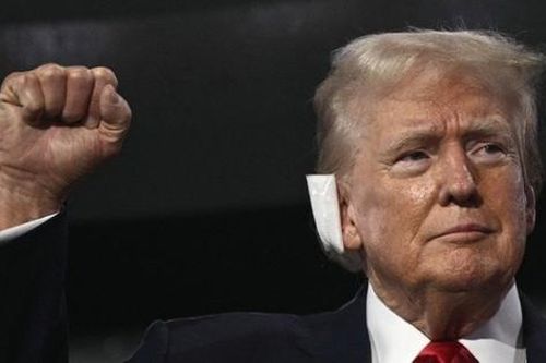 Áo in hình nắm đấm của ông Trump tạo cơn sốt