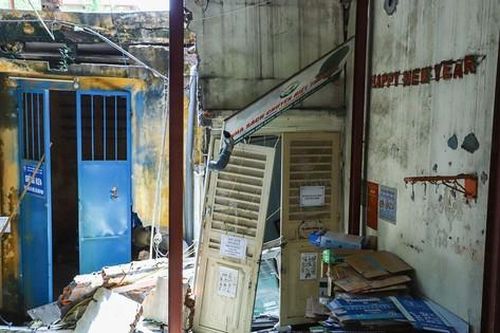 Xuất hiện 'hố tử thần' kéo đổ tường nhà, mái tôn ngay ngõ nhỏ trung tâm Hà Nội
