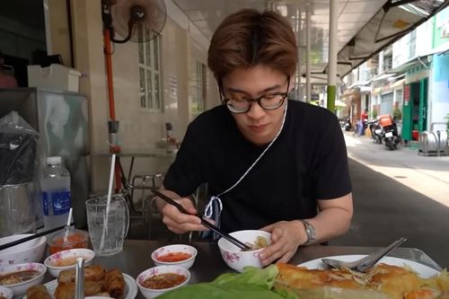 Khách Thái Lan mê bánh xèo Việt giá 180.000 đồng/chiếc, ăn không ngừng vì ngon