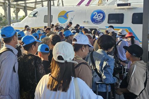 Hơn 700 du khách trở về đất liền sau 3 ngày mắc kẹt trên đảo Nam Du