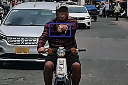 Người đàn ông ở TPHCM vô cớ chặn đầu ô tô, cầm đá đập vỡ kính cửa sổ
