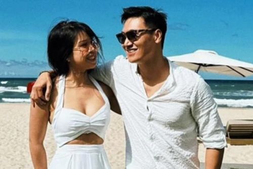 Vợ chồng Mạnh Trường tình tứ ở biển, diva Hồng Nhung bật khóc giữa sự kiện
