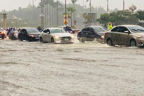 Mưa lớn khiến giao thông ùn tắc, ngập úng cục bộ tại TP. Vinh