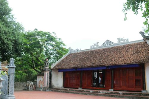 Nét đẹp cổ kính của đền Hoàng Tá Thốn trên quê lúa