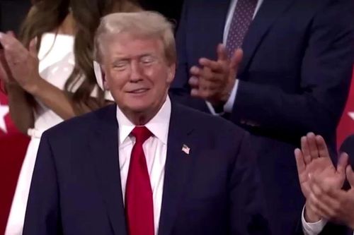 Cận cảnh ông Trump tái xuất hiện với chiếc băng tai tại Đại hội đảng Cộng hòa