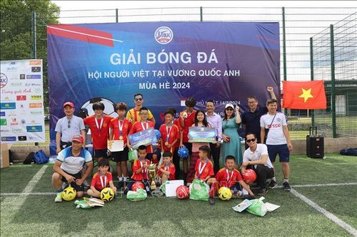Giải bóng đá cộng đồng thu hút kiều bào trên khắp nước Anh