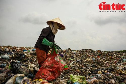Người dân Việt Yên (Bắc Giang) khốn khổ vì mùi hôi của 'núi rác' khổng lồ