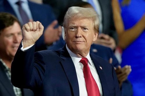 Ông Trump xuất hiện lần đầu sau vụ ám sát hụt: Băng trắng trên tai, giơ nắm đấm
