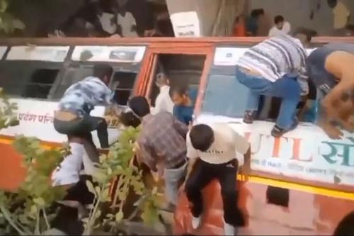 Xe buýt lật nghiêng, hành khách sợ hãi trèo ra ngoài thoát thân