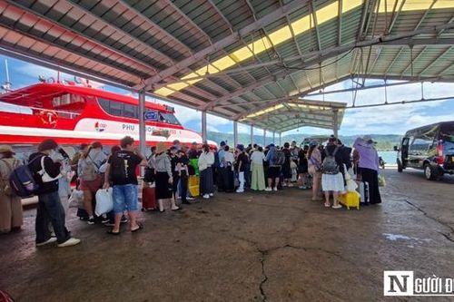 Kiên Giang: Tàu cao tốc hoạt động trở lại, 700 du khách mắc kẹt ở đảo vào đất liền