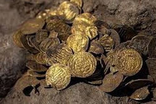 Đang làm ruộng, người đàn ông phát hiện kho báu trị giá hàng triệu USD