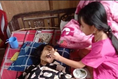 Xúc động bé gái 7 tuổi chăm mẹ ung thư chờ ngày lìa xa cõi đời