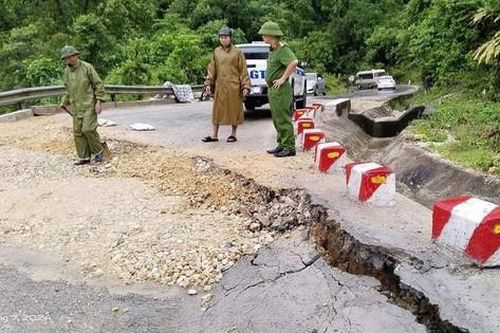 Mưa lớn gây sụt lún nghiêm trọng ở Nghệ An