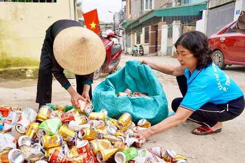 'Biến rác thải nhựa thành tiền' - 'Triệu phần quà san sẻ yêu thương'