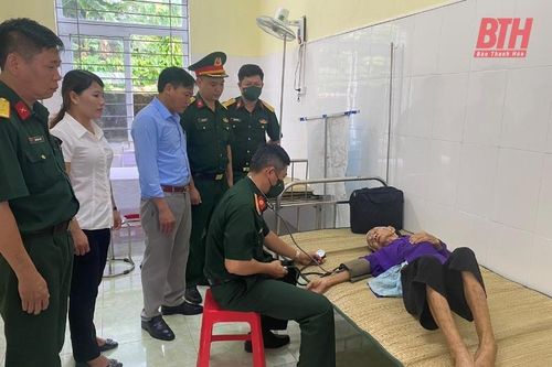 Sư đoàn 390 khám, chữa bệnh, cấp phát thuốc miễn phí cho đối tượng chính sách