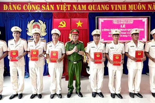Công an huyện An Phú trao quyết định điều động cán bộ