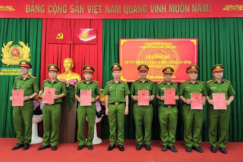 Công an TP. Châu Đốc công bố quyết định công tác cán bộ