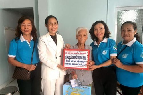 Hội Liên hiệp Phụ nữ phường Vĩnh Phước thăm, tặng quà 3 nữ thương binh