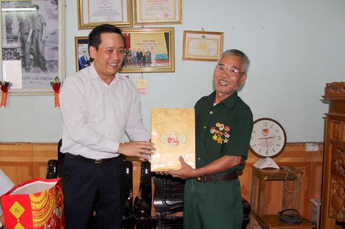 Đồng chí Lê Đức Dục - Trưởng Ban Tuyên giáo Tỉnh ủy thăm và tặng quà thương binh, gia đình liệt sĩ trên địa bàn huyện Tam Đường