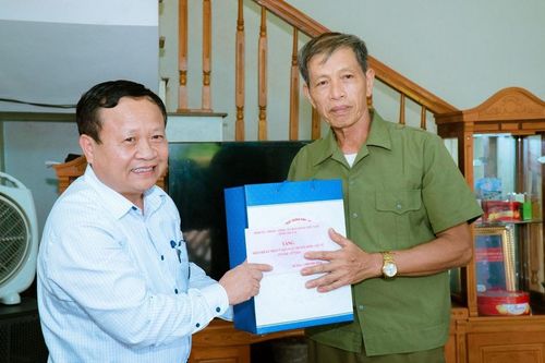 Đồng chí Nguyễn Trọng Hài, Phó Chủ tịch UBND tỉnh thăm, tặng quà các gia đình người có công tại huyện Mường Khương