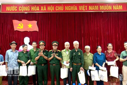 Hội Hỗ trợ gia đình liệt sĩ tỉnh dâng hương, tặng quà tại huyện Vị Xuyên, tỉnh Hà Giang