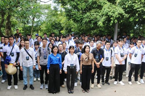 Thanh niên kiều bào dâng hương tưởng niệm các Vua Hùng