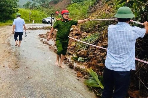 Khắc phục điểm sạt lở trên đường tỉnh 316 thuộc huyện Tân Sơn
