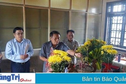 Phó Chủ tịch Thường trực UBND tỉnh Hà Sỹ Đồng dâng hương viếng các liệt sĩ vừa được quy tập tại huyện Hướng Hóa