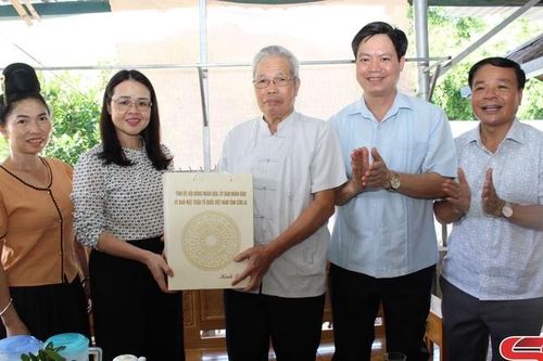 Đồng chí Trưởng ban Tuyên giáo Tỉnh ủy thăm, tặng quà thương binh, bệnh binh tại huyện Thuận Châu