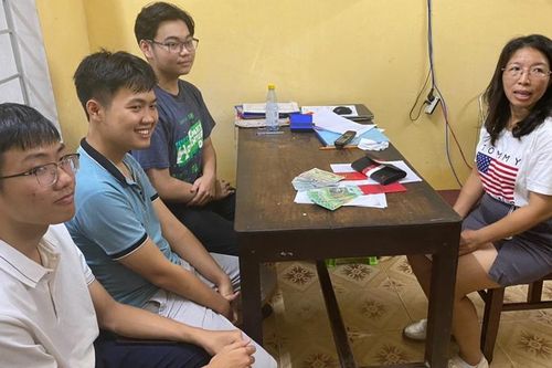 Học sinh trao trả 40 triệu đồng cho người đánh rơi