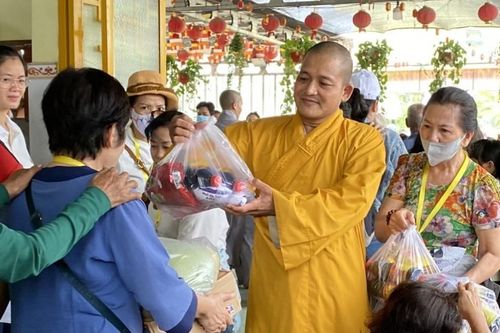 Long An: Chùa Tân Phước trao tặng 400 phần quà đến gia đình khó khăn