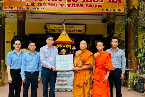 Lãnh đạo Ban Tôn giáo TP.Đà Nẵng thăm chư Tăng đang an cư tại chùa Tam Bảo