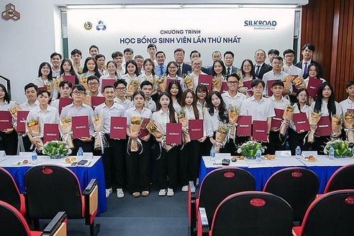 SILKROAD VINA JSC trao tặng 40 suất học bổng cho sinh viên Việt Nam