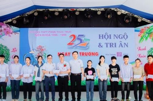 Trao tặng học bổng Quỹ Vì Tầm Vóc Việt tại Nghệ An