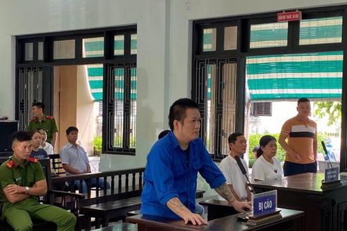 Dùng dao chém người nhà, cháu trai lãnh án