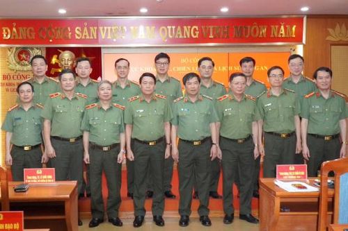 Chủ động nghiên cứu các vấn đề về khoa học và chiến lược bảo đảm ANTT