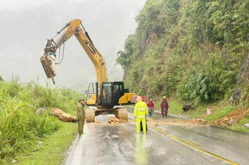 Nỗ lực bảo đảm an toàn giao thông và giúp dân trong mưa lũ